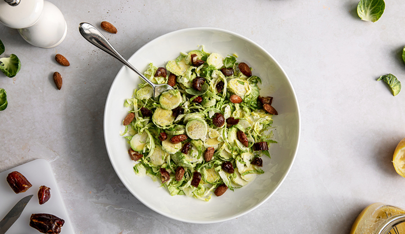 Elk ingrediënt in deze spruit en knapperige quinoa caesarsalade zal je spijsvertering stimuleren