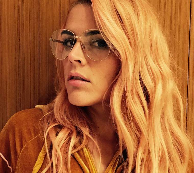 Busy Philipps udržuje její pokožku * tak * zářivý s tímto brilantním maskovacím hackem