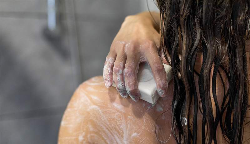 Dit is de * alleen * manier waarop een dermatoloog wil dat je barzeep in de douche gebruikt