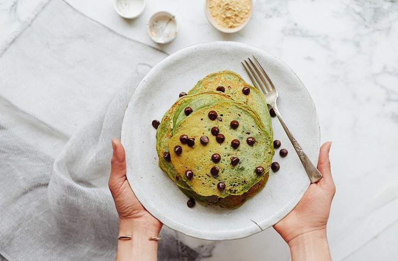 Candice Kumai kogte matcha chokolade chip cookies med selena gomez-her er 6 andre matcha-opskrifter at prøve