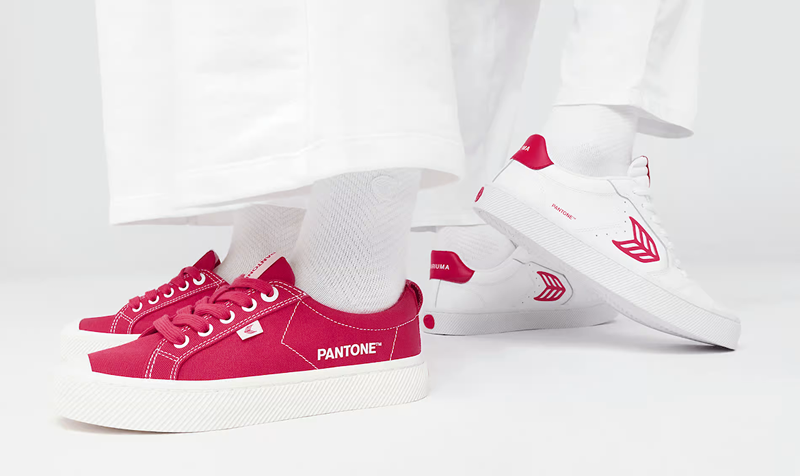 Dette virale, kjendy-elskede sneakermerket ga nettopp ut en linje med sko i 2023 Pantone Color of the Year