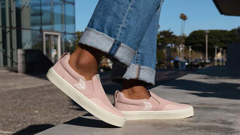 Esta marca de zapatillas amada por celebridades acaba de soltar el zapato más versátil y deslizante, justo a tiempo para el verano