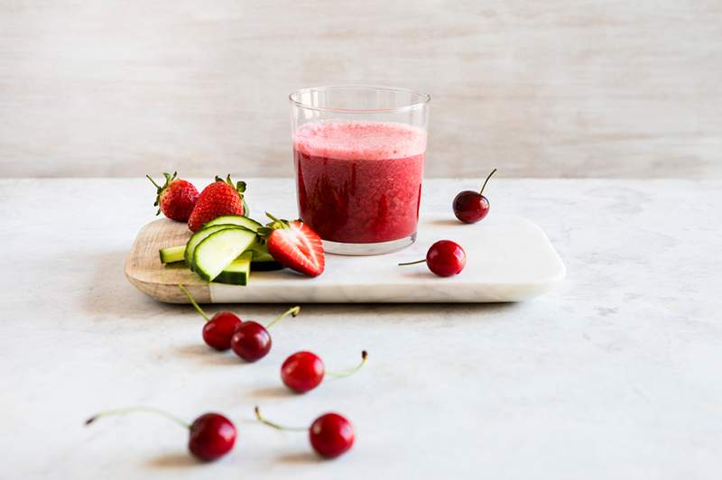 Ho bevuto il succo di ciliegia aspro, ricco di melatonina e triptofano, di notte per 2 settimane per vedere se mi ha aiutato a dormire e i risultati hanno aperto gli occhi