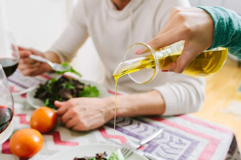 Dies ist das Speiseöl Nr. 1, mit dem ein registrierter Ernährungsberater mit dem Kochen anfängt, um Ihre Langlebigkeit zu steigern (es ist kein Oliven- oder Avocado -Öl)