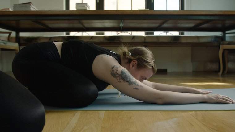 El único movimiento de yoga que ayuda a Lena Dunham con su ansiedad