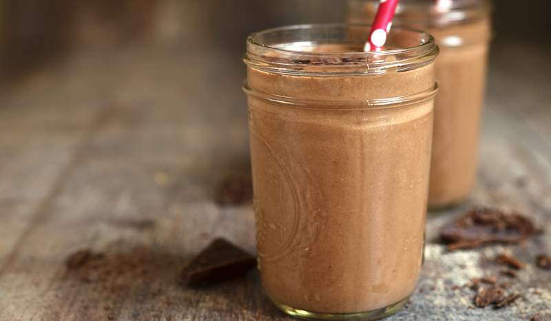 Alt i denne chokolade jordnøddesmør smoothie er godt for din hjerne