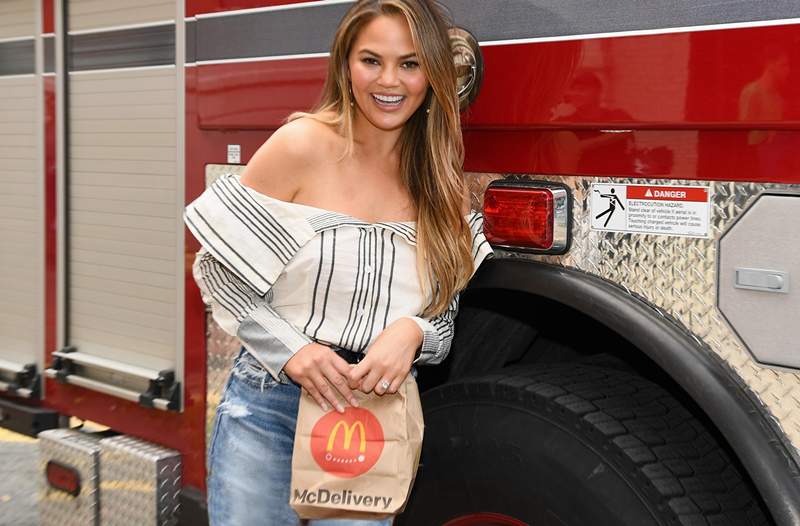 Chrissy Teigen ha chiesto a Internet di trovare un fast food sano e le risposte sono state legittime utili