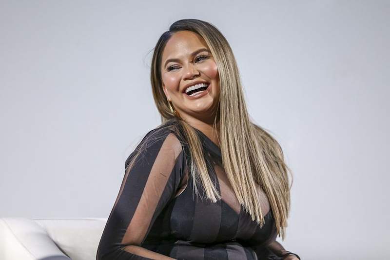 Kiat pro Chrissy Teigen untuk menyemai delima dengan pewarnaan semuanya merah