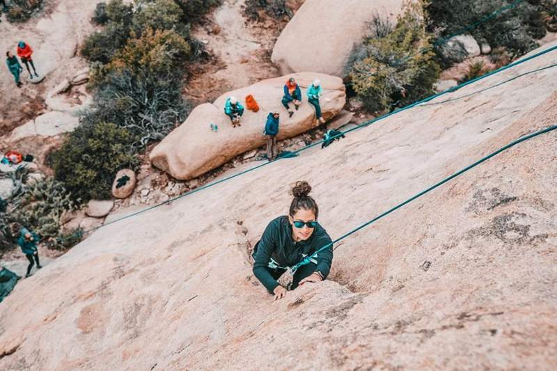 La escalada en roca al aire libre por primera vez en Joshua Tree fue el ejercicio de confianza que no sabía que necesitaba