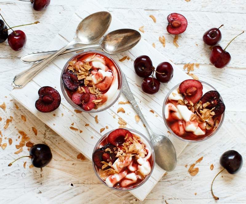 Aqui está a deliciosa sobremesa de baixa açúcar que um especialista em longevidade sempre tem em sua mesa de férias