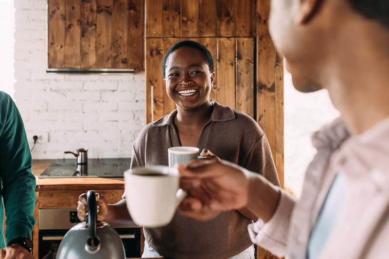 5 formas aprobadas por el dentista para hacer que el café sea menos dañino para los dientes (que requieren casi ningún esfuerzo)