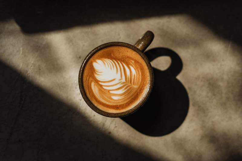 Sådan anbefaler tandlæger at drikke kaffe, så dine tænder forbliver hulrumsfri og hvid som det kan være (langsomt sippere, lyt op)