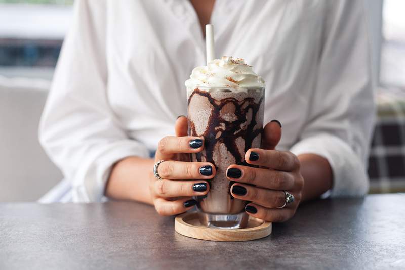 Denne antiinflammatoriske kaffesnøddesmør banan morgenmad smoothie er flydende guld til dit tarmmikrobiom