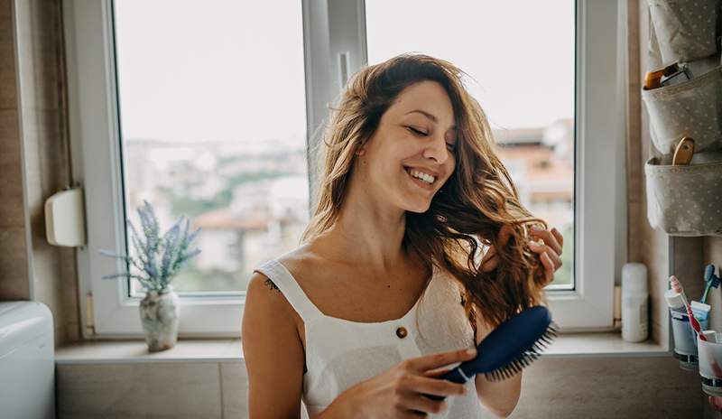 Aggiungi questo trattamento per capelli di collagene miracolo da $ 7 se stai lottando con fili crespi, noiosi e danneggiati