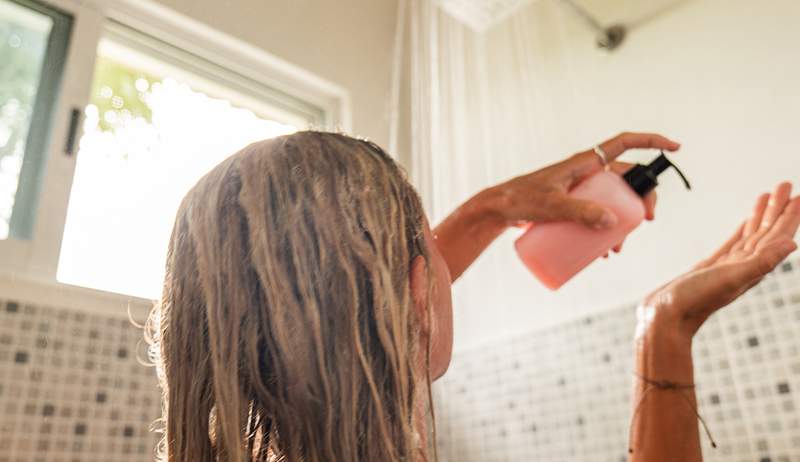 Ik heb fijn haar en ik heb eindelijk een onverwachte conditioner gevonden die hem hydrateert zonder het te wegen