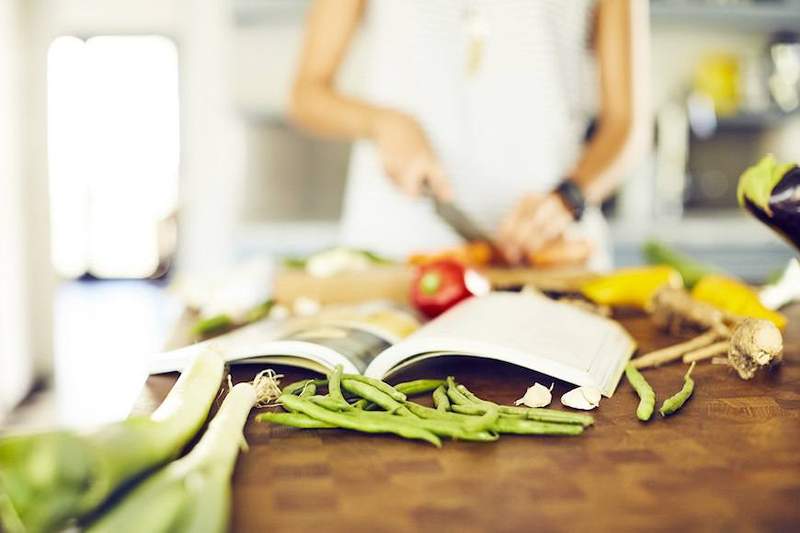 Questi 11 libri di cucina sani ti aiuteranno a scuotere la tua routine di cena