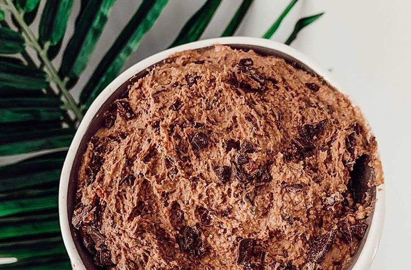 Denne rå chokolade -cookie -dej er så god, at du kan spise den lige fra skeen