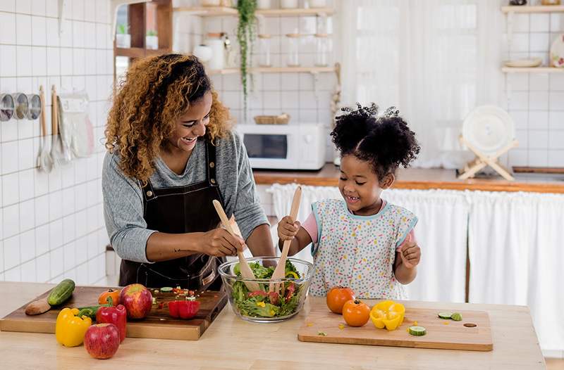 8 clases de cocina en línea para que los niños los mantengan ocupados