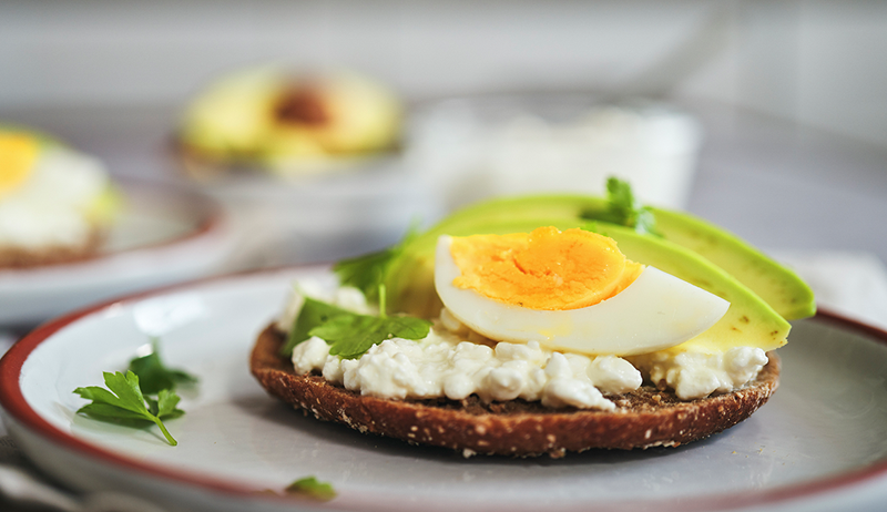 Tento 3-ingedientný avokádo a chalupy syr „proteínový toast“ je perfektným občerstvením po tréningu (Sports RDS súhlasí)