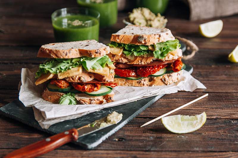 Questo delizioso sandwich di cetriolo di 3 minuti è pieno di fibre e sapore per aiutarti a incontrare la tua quota di verdure quotidiane