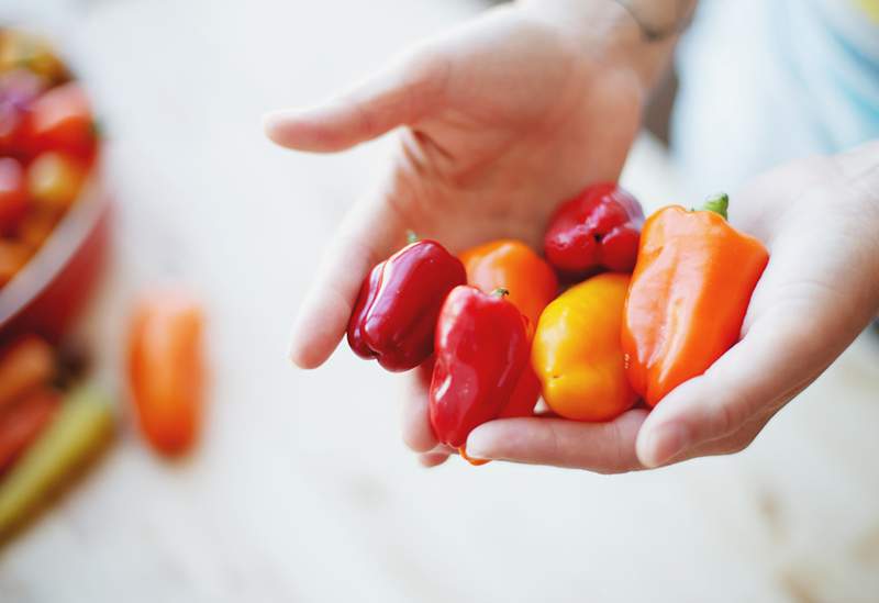 Diese Gurke, Ingwer- und Paprika-Salat mit 5-Zutaten hebt die besten entzündungshemmenden Produkte des Frühlingszeit hervor