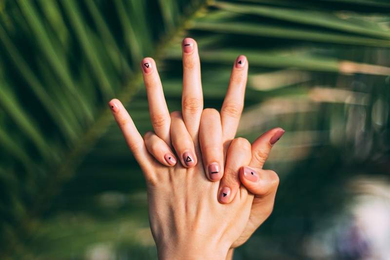 5 Minimalistische Nagelkunstdesigns, die Sie in 15 Sekunden selbst tun können