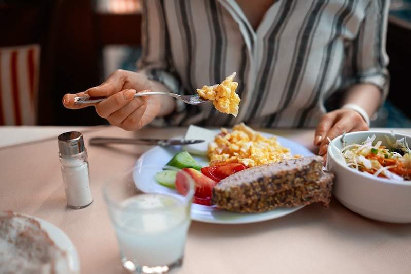 Aquí le mostramos cómo comer sano en Denny's, según un dietista registrado