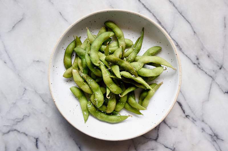 8 Beneficios para la salud de Edamame que demuestran que es más que una aplicación pre-Suhi