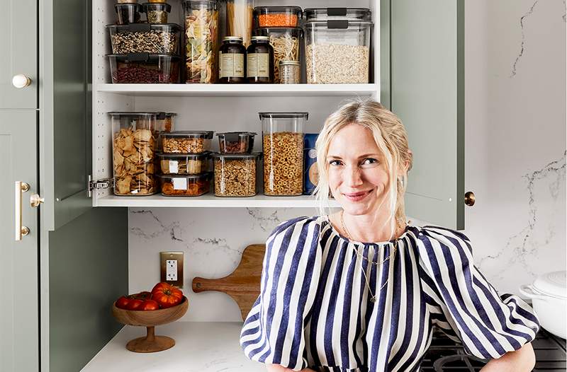 Pantry Gerarchy è la chiave per lo stoccaggio della cucina, afferma l'organizzatore di esperti Emily Henderson