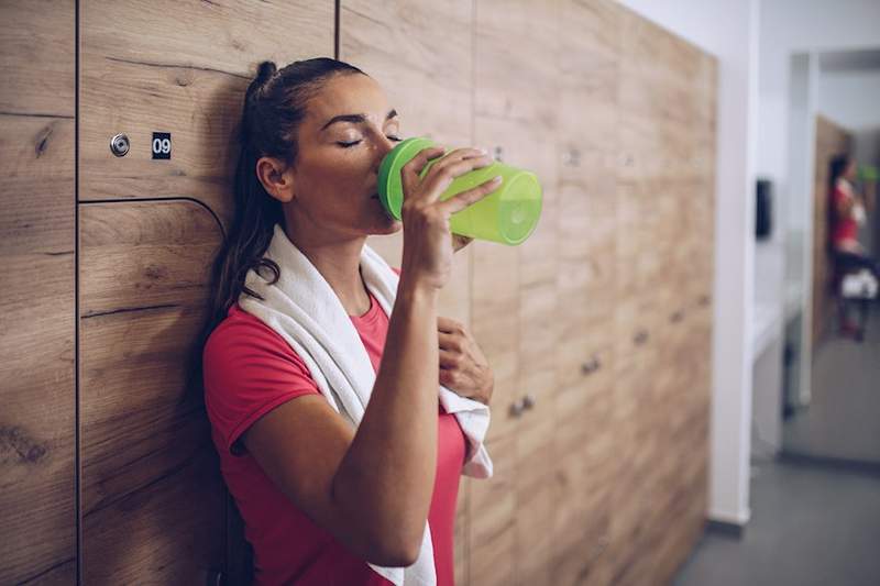 6 bebidas electrolíticas bajas para la rehidratación rápida después de los entrenamientos diarios