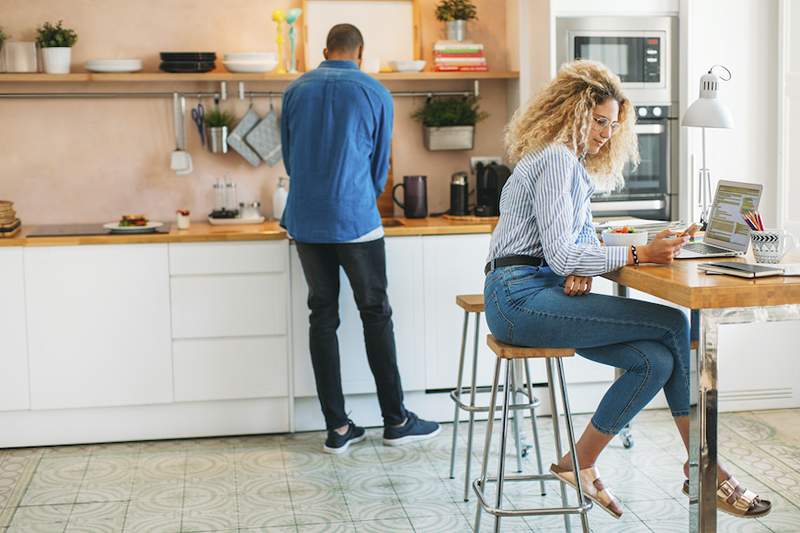 Små romantiska gester, av kärleksspråk, för att hindra din partner från att känna dig som din rumskamrat