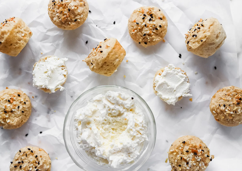 Estas mordeduras de bagel de desayuno de 3 ingredientes están repletos de proteínas y fibra de refuerzo de energía