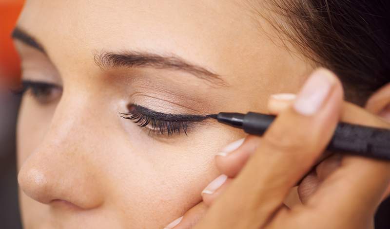 Eyeliner, ki ga prisegam za intenzivno jet črno mačjo oko, ki se ne bo pomaknil, je trenutno 20%-kupujem 5