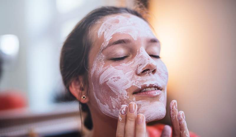 Este exfoliante de la cara de cereza hizo que mi barbilla seca y escamada se sintiera súper suave casi al instante