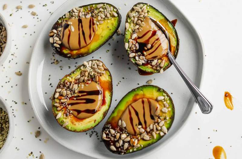 Geben Sie Ihren ausgestopften Avocados mit diesen einfachen Toppings das ultimative Dessert -Makeover