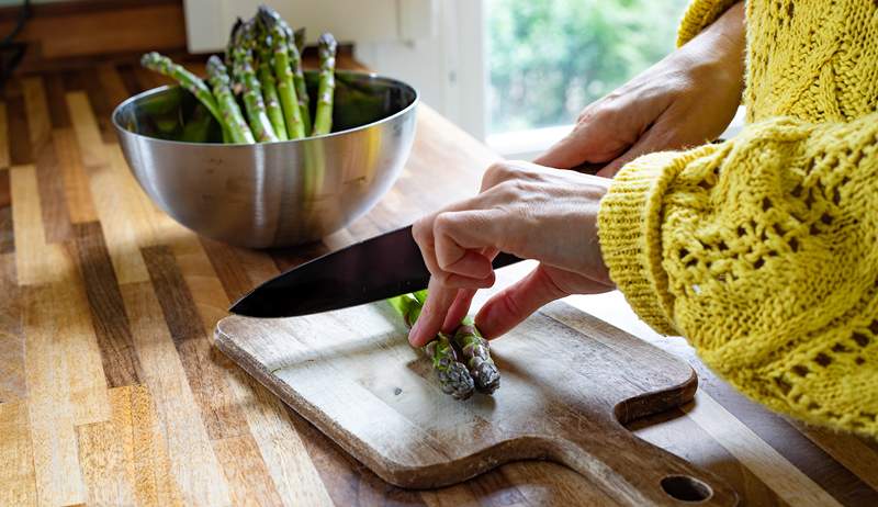 Welk voedsel (naast asperges) laat je plas ruiken en waarom gebeurt het?