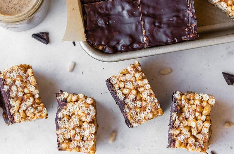 Deze 5-ingrediënt veganistische rijst Krispie-traktaties zijn heerlijk en klaar in 15 minuten