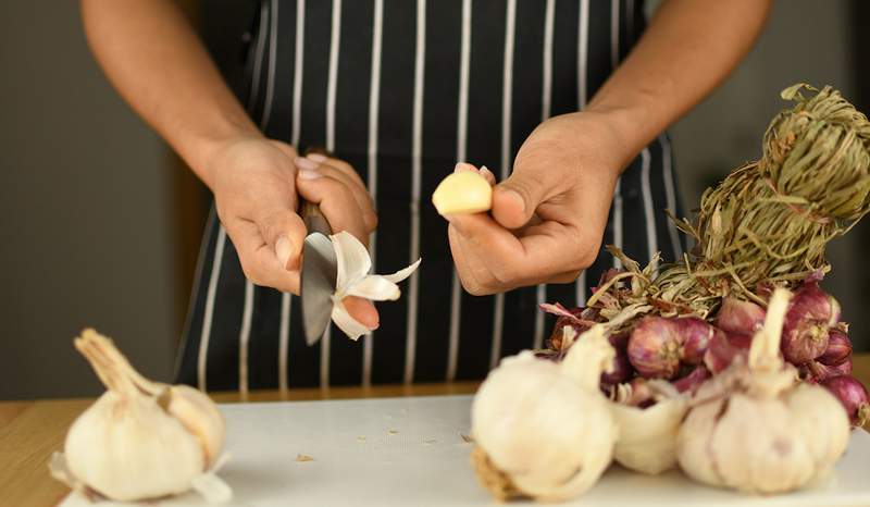 Dit is de reden waarom het wachten van 10 minuten om knoflook te koken nadat het is gehakt, de gezondheidsvoordelen maximaliseert