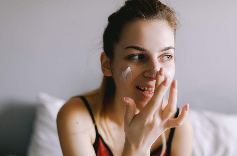 Un dermatologue veut que vous sachiez que ces 3 mythes de soins de la peau courants sont totalement faux