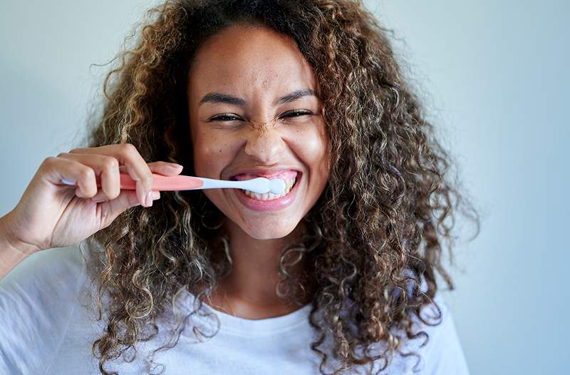 ¿Por qué cepillarse los dientes con su mano no dominante que aumenta la salud del cerebro?