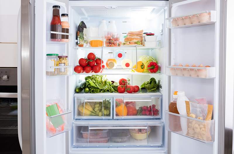 Desplácese para comprar 7 artículos que los expertos usan para reducir el desperdicio de alimentos y mantener su refrigerador organizado