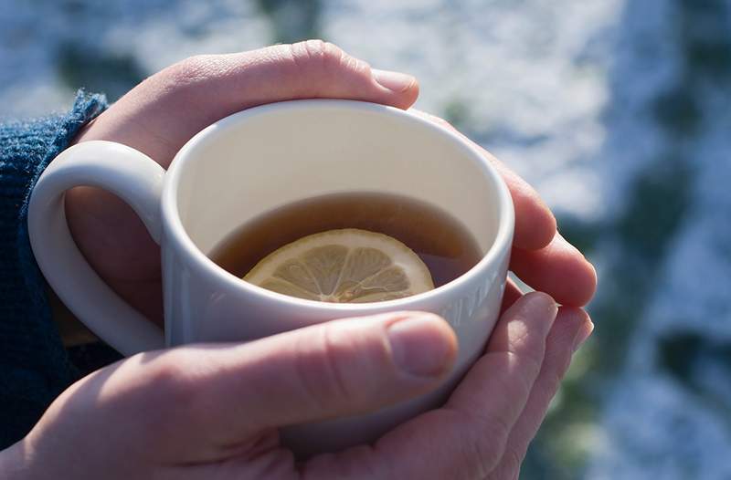 Come il caffè, il tè e l'acqua del limone influenzano l'intestino, secondo un nutrizionista