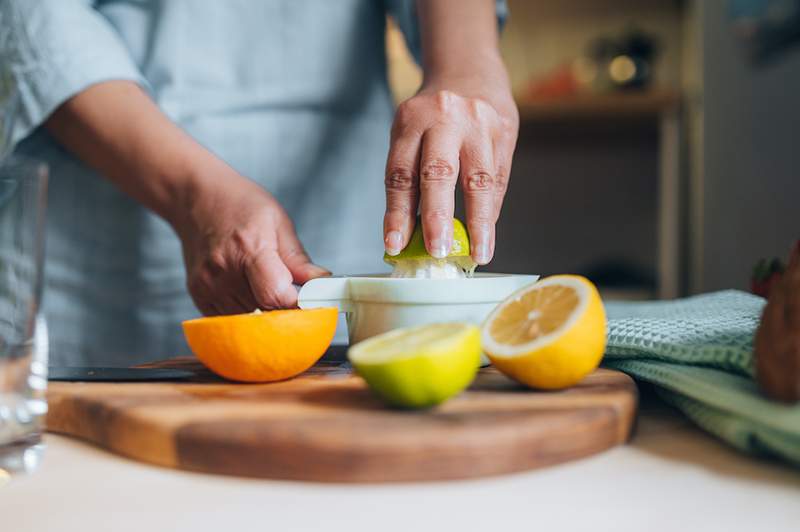 Mikrovalovni citrusi, preden ga stisnete, vam lahko pomaga izvleči več soka