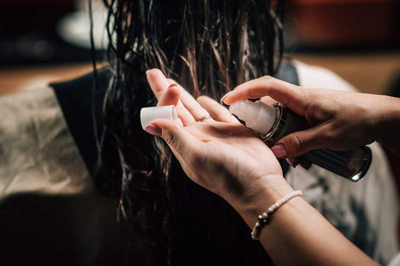 Así es como funciona el aceite de romero para estimular el crecimiento del cabello