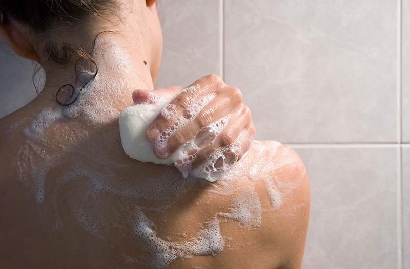 11 Wege, um eine hautstärkende Power-Dusche zu nehmen, so Dermatologen