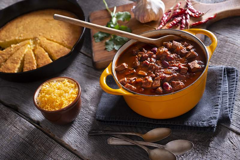 A venda de armazém de Sur la Table está oficialmente em! Score Le Creuset, Staub, e mais com até 50% de desconto