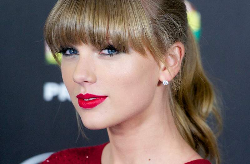 Die besten feuchtigkeitsspendenden roten Lippenstifte, die Taylor Swift vollständig zustimmen würde