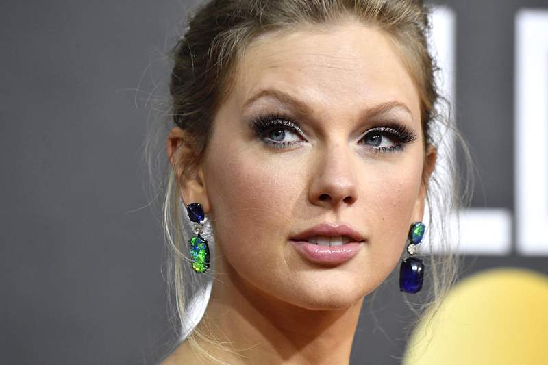 Gaukite tikslią reformacijos suknelę, kurią Taylor Swift dėvėjo ant tiktoko ir 9, kaip ji