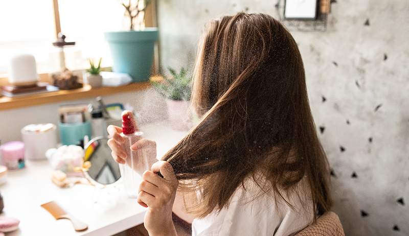 Ini adalah semprotan tekstur terbaik untuk rambut halus yang akan memberi Anda lift dan volume instan