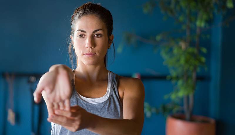 Polspijn ervaren tijdens yoga? Deze eenvoudige truc brengt je terug naar feel-good flows